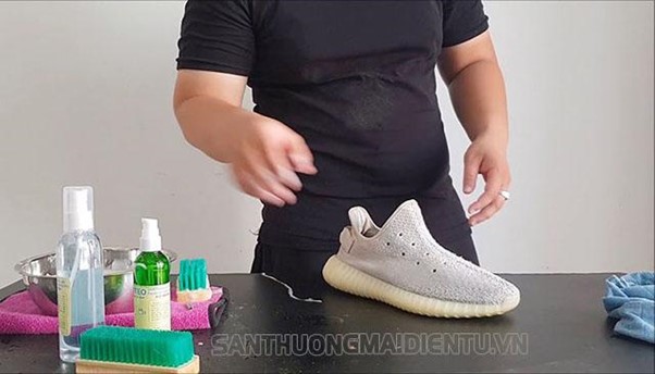Bật mí: Cách vê sinh giày Yeezy 350 trắng sáng như mới